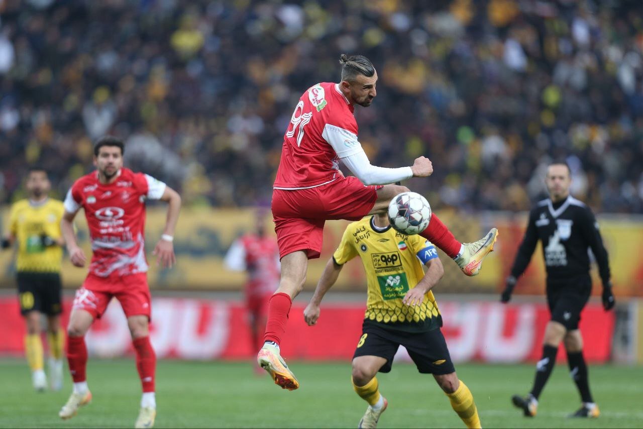 پرسپولیس مقابل سپاهان امتیاز بگیرد امیدهایش برای قهرمانی زنده می‌ماند