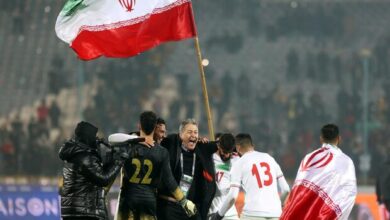 اسکوچیچ مردی که دور می ایستد و قهرمان می‌کند